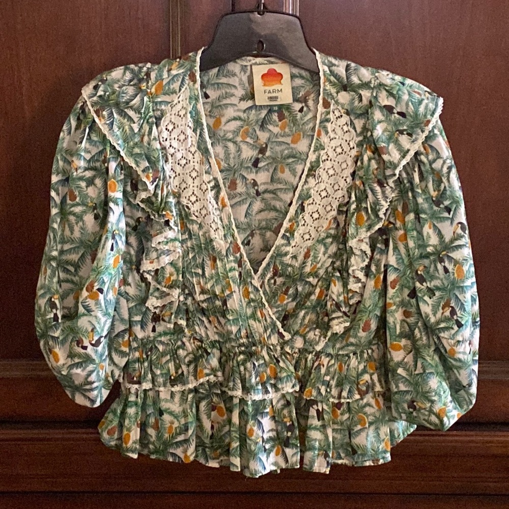 ⭐️ LIKE NEW!! ⭐️ FARM Rio Floral Print V Neck ruffle top, XS